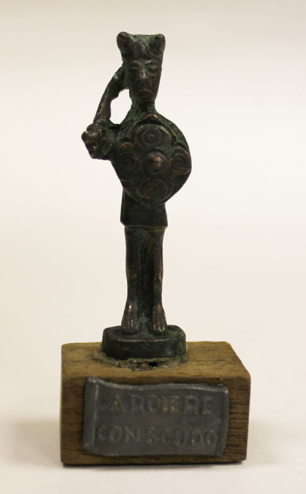 Фигурка воина с щитом и мечом, медь на деревянной подставке (состояние на фото)